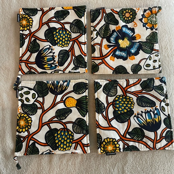 Marimekko pot holders from EQ3. Condition 10/10. There are 4 in the set. - Picture 1 of 3